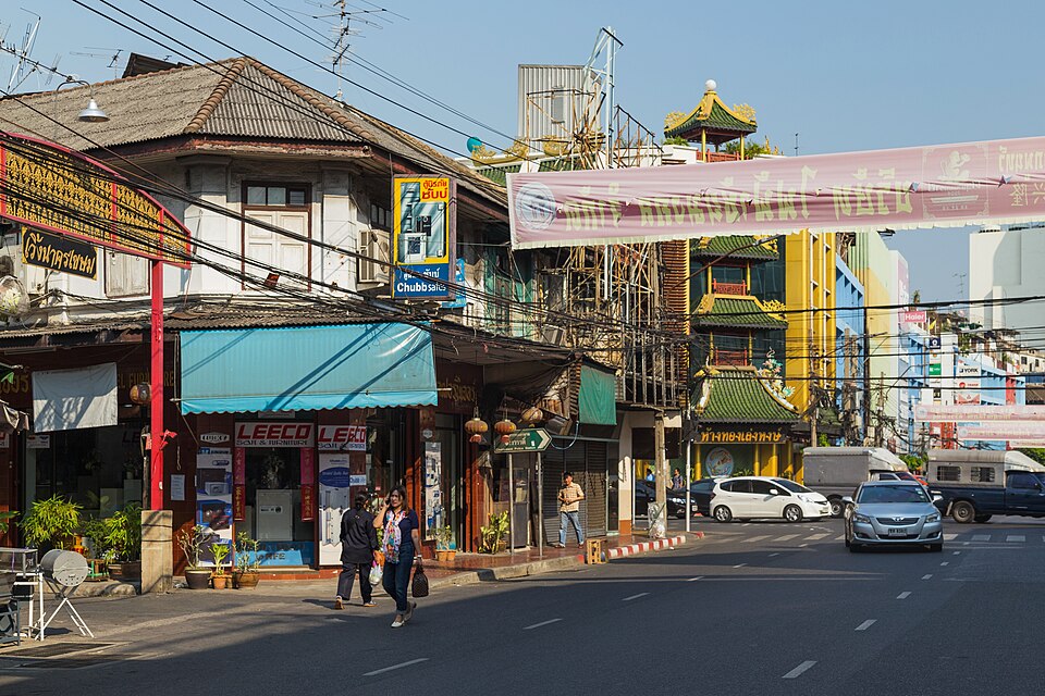 ย่านเยาวราชกรุงเทพมองจากระดับถนน อาคารเก่าสไตล์จีนโค้งและตลาดบนทางเดิน
