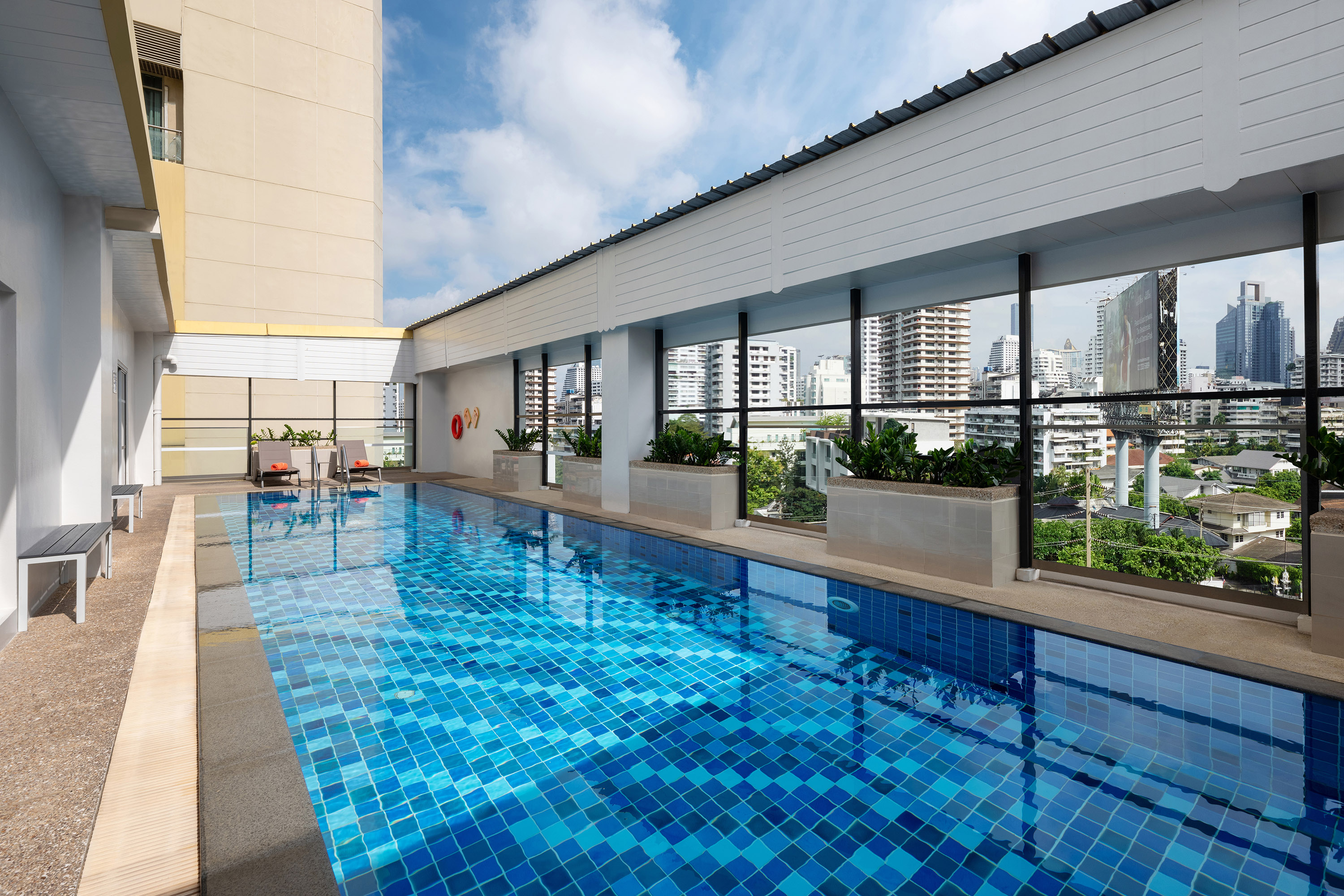 สระว่ายน้ำชั้นดาดฟ้าของ Citadines Sukhumvit 16 Bangkok มองเห็นวิวสกายไลน์กรุงเทพ