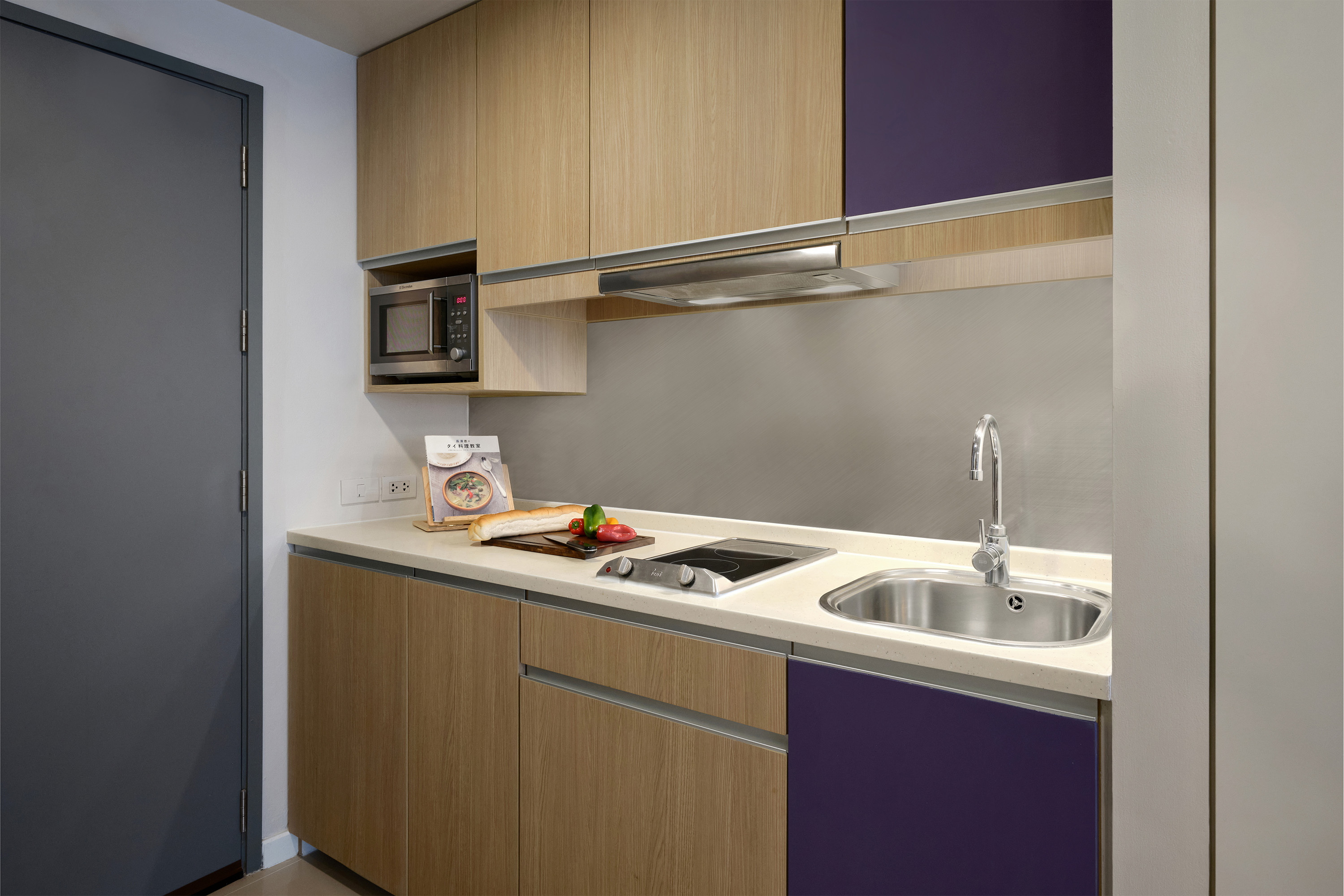 ครัวขนาดเต็มพร้อมไมโครเวฟและตู้เย็นใน Studio Executive ของ Citadines Sukhumvit 16