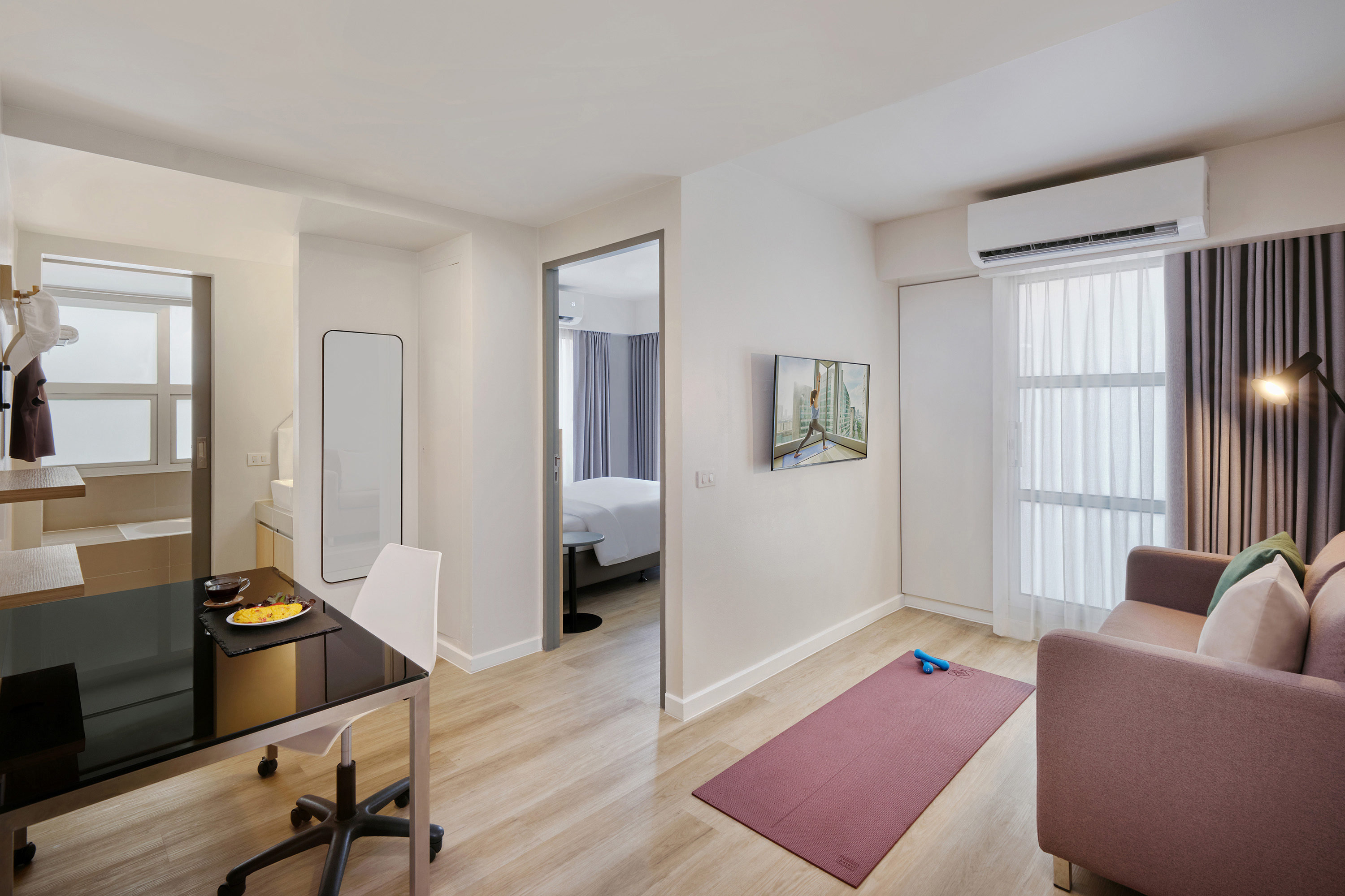 ห้อง 1-Bedroom Deluxe ของ Citadines Sukhumvit 16 Bangkok มีพื้นที่นั่งเล่นและห้องนอนแยก