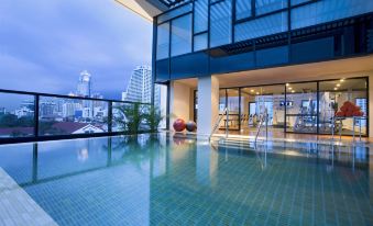 สระว่ายน้ำรูฟท็อปของ Citadines Sukhumvit 8 Bangkok ที่มองเห็นวิวเมือง
