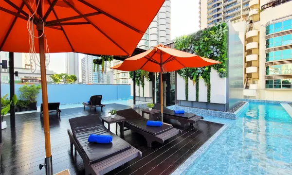 สระว่ายน้ำรูฟท็อปของ Citrus Sukhumvit 13 Nana Bangkok วิวเมืองกรุงเทพ