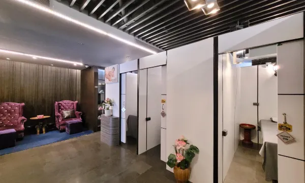 ห้องพักของ Citrus Sukhumvit 13 Bangkok ปรับปรุงใหม่ปี 2568 เตียง King โทนสีสด