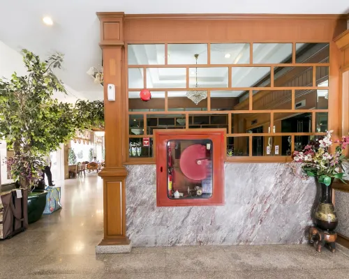 บรรยากาศภายนอกและทางเข้า Bangkok City Inn บนถนนราชดำริ ย่านชิดลม