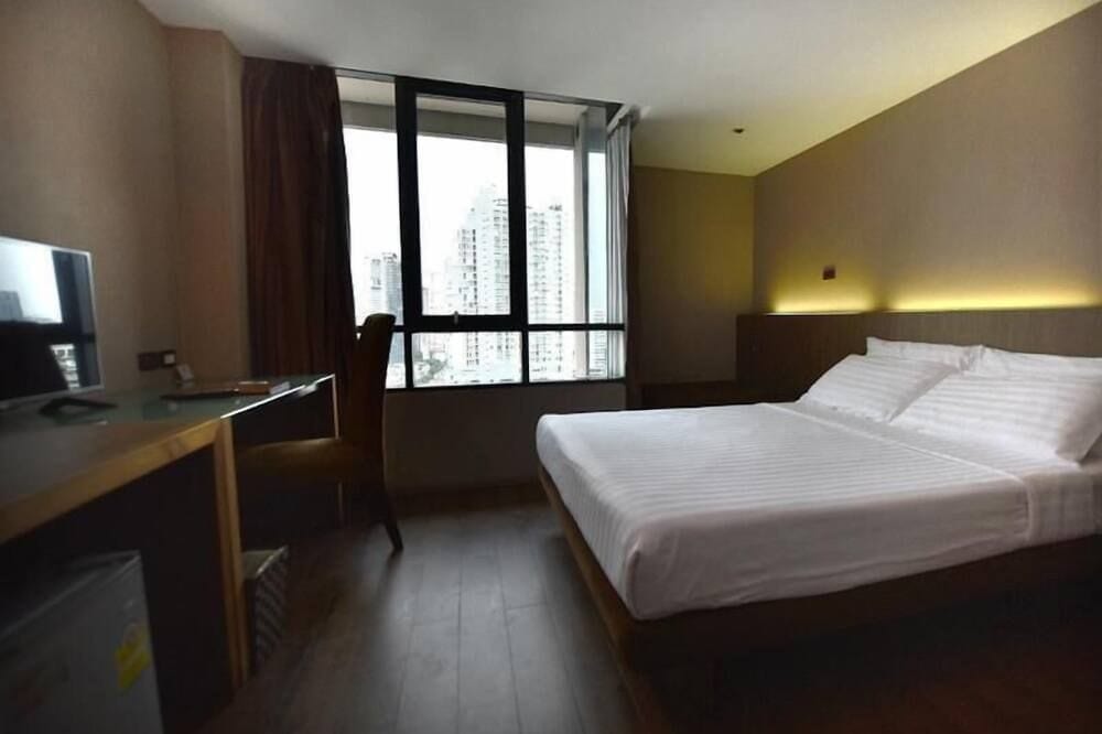 สระว่ายน้ำในร่มของ Bangkok City Hotel บรรยากาศสบายกลางย่านราชเทวี