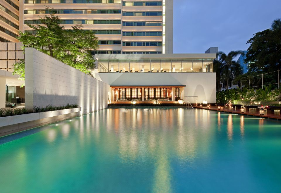 บรรยากาศสระว่ายน้ำกลางแจ้งของ COMO Metropolitan Bangkok ท่ามกลางสวนเขียวขจี ย่านสาทร