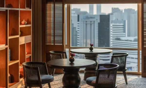 Executive Lounge ชั้น 29 ของ Conrad Bangkok วิวเมืองและสวนลุมพินี