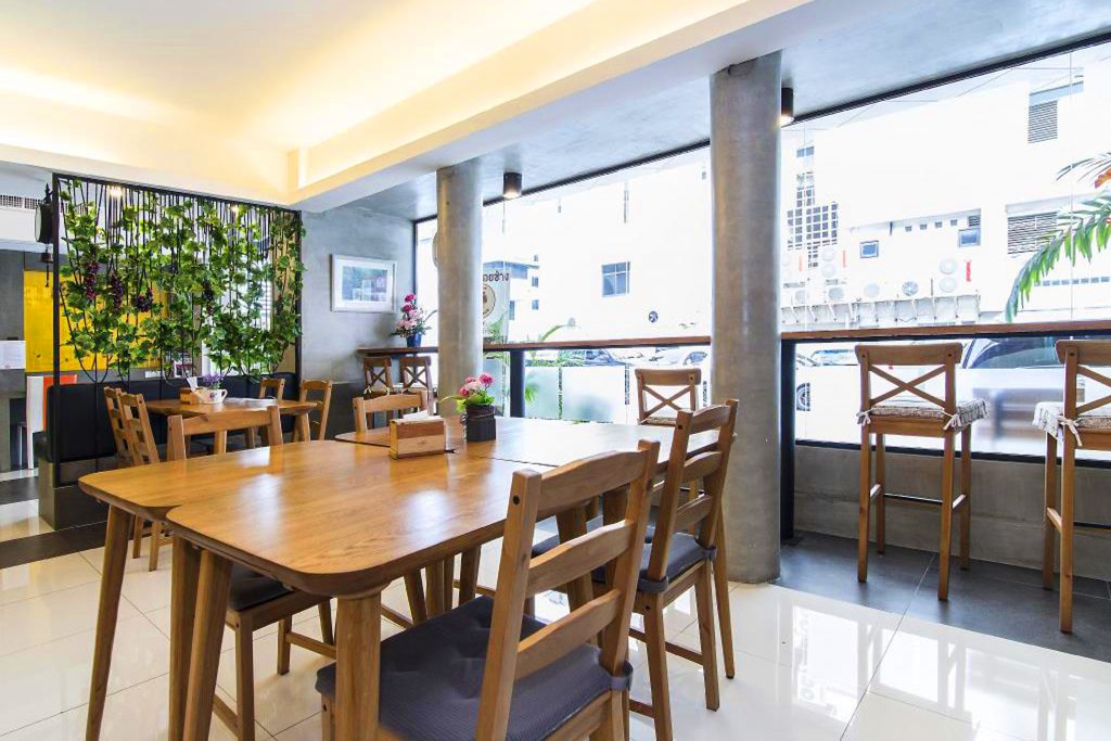 9 Kitchen restaurant at Cozy at 9 Hotel Bangkok — Thai food, warm dining atmosphere