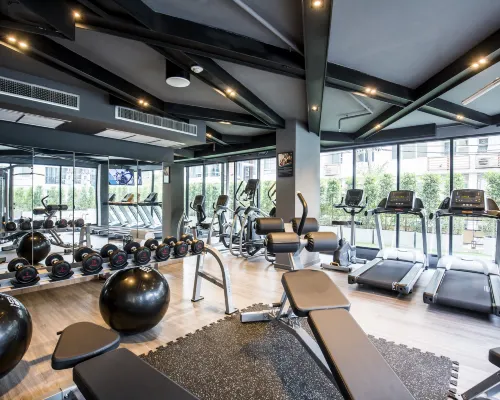 สระว่ายน้ำกลางแจ้งของ Cross Vibe Bangkok Sukhumvit ย่านอ่อนนุช