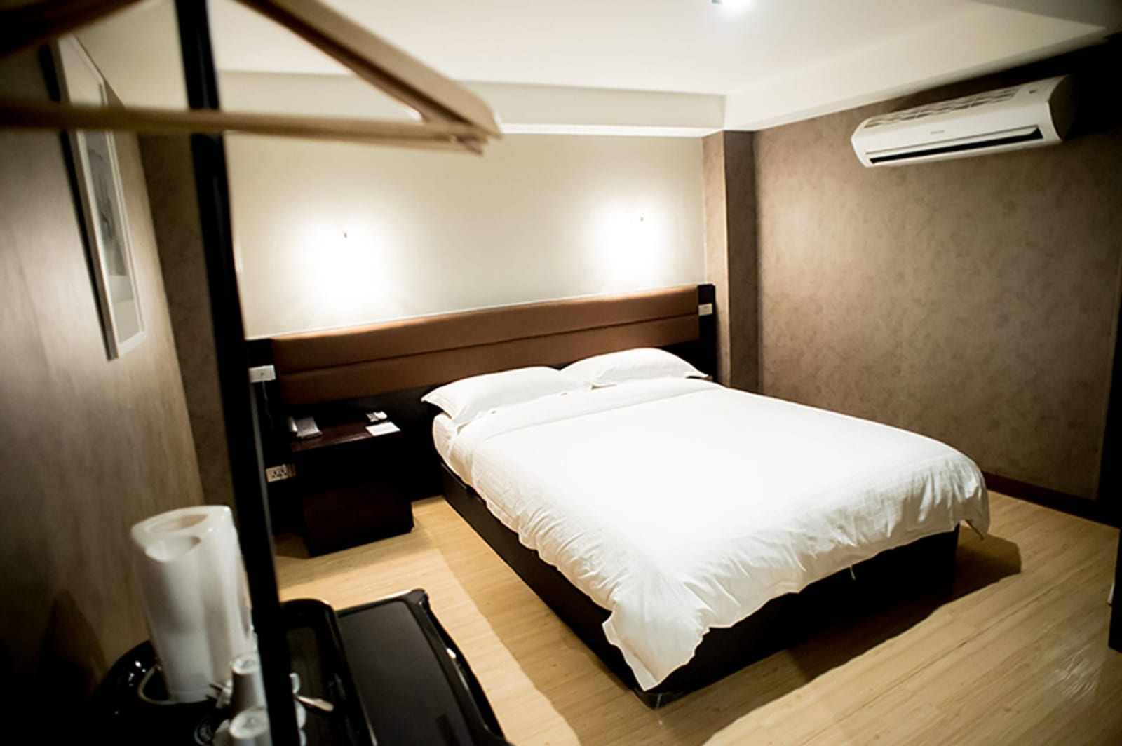 ล็อบบี้ C U Inn Bangkok ตกแต่งสไตล์โมเดิร์นมินิมอลโทนอบอุ่นพร้อมเคาน์เตอร์ต้อนรับ