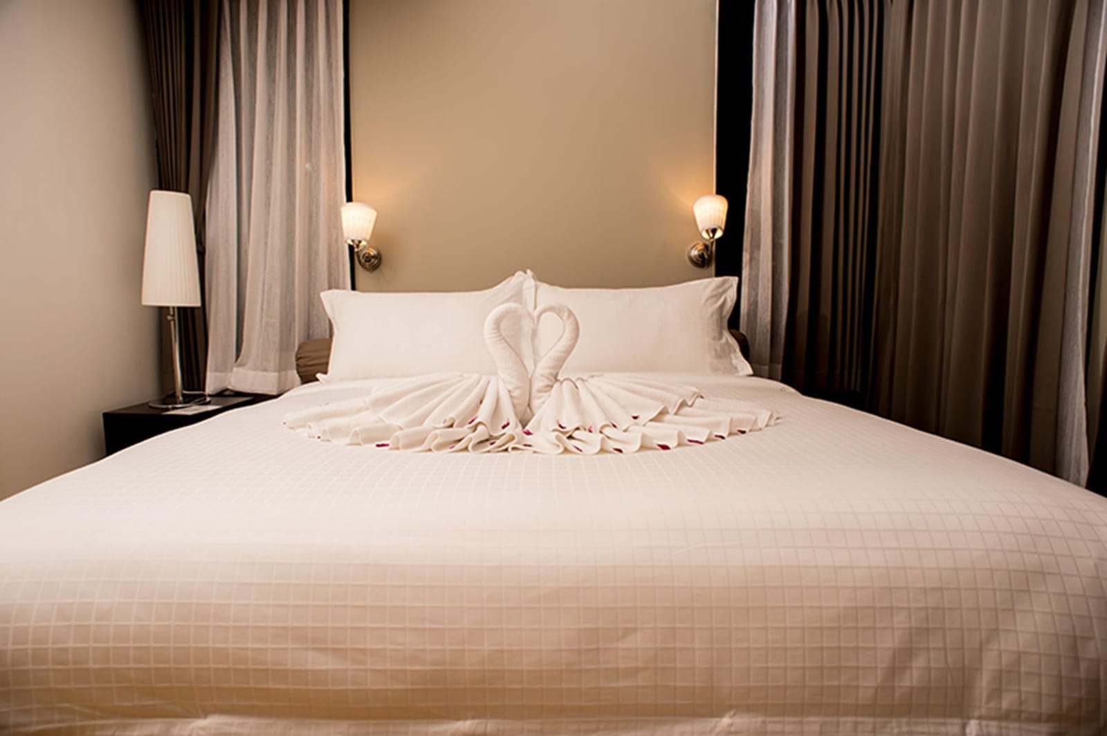ห้องพักของ C U Inn Bangkok เตียงนุ่มสะอาด ดีไซน์เรียบง่ายโทนสบายตา