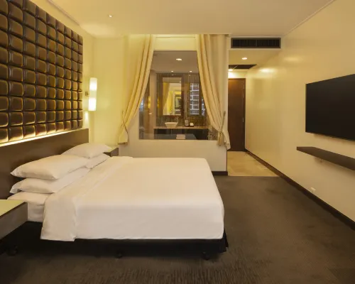 สระว่ายน้ำกลางแจ้งของ The Davis Bangkok ล้อมรอบด้วยต้นไม้สีเขียว