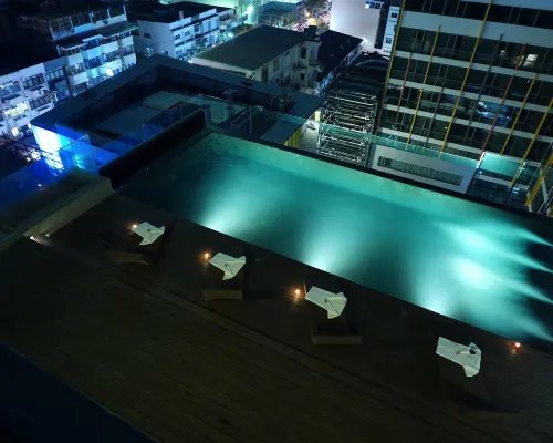 สระว่ายน้ำดาดฟ้าของ De Prime Rangnam Hotel กรุงเทพ วิวพาโนรามาตึกใจกลางเมือง