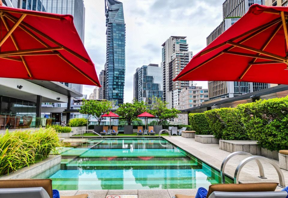 ห้องพักของ DoubleTree by Hilton Sukhumvit Bangkok ตกแต่งสะอาดตา เตียง King Size เฟอร์นิเจอร์สีอุ่น