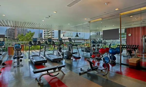 ฟิตเนสเซ็นเตอร์ของ DoubleTree by Hilton Sukhumvit Bangkok อุปกรณ์ครบครบ มองเห็นวิวเมือง