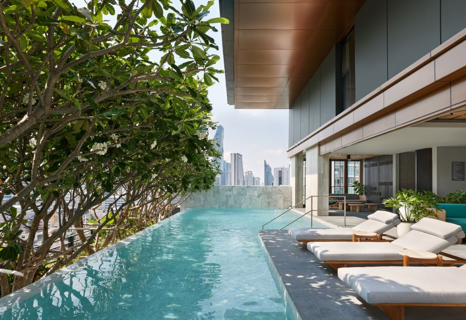 สระว่ายน้ำกลางแจ้งชั้น 16 ของ dusitD2 Samyan Bangkok พร้อมบาร์ Bebidas มุมมองวิวเมืองกรุงเทพ
