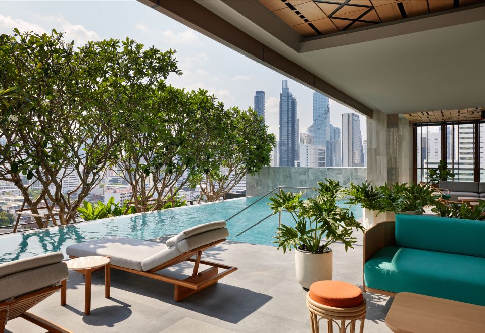 บาร์รูฟท็อป Mimi ชั้น 25 ของ dusitD2 Samyan Bangkok บรรยากาศ Miami-inspired วิวพาโนรามากรุงเทพยามค่ำ