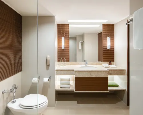 Deluxe guest room at Dusit Princess Srinakarin Bangkok, clean classic decor