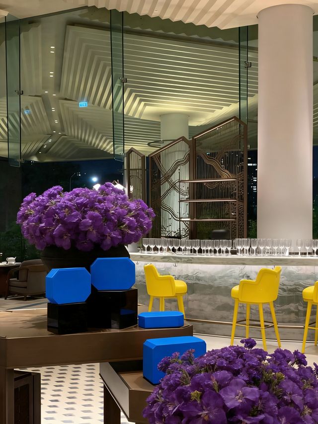 ห้องพักของ Dusit Thani Bangkok วิวสวนลุมพินีผ่านกระจกบานใหญ่ พื้นที่เริ่ม 50 ตร.ม.