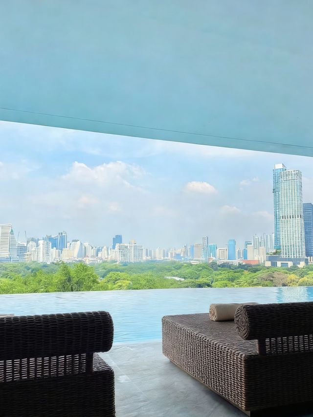 สระว่ายน้ำ Infinity pool ชั้น 5 ของ Dusit Thani Bangkok มองเห็นวิวสวนลุมพินีและเมือง