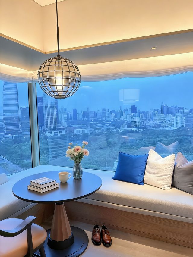 ล็อบบี้และพื้นที่ส่วนกลางของ Dusit Thani Bangkok ที่ผสมความหรูหราไทยกับดีไซน์ร่วมสมัย