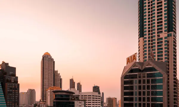 สระว่ายน้ำอินฟินิตี้ชั้น 14 ของ Eastin Grand Hotel Sathorn Bangkok วิวสกายไลน์กรุงเทพ
