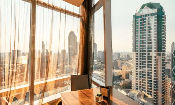 Executive Lounge บนชั้น 32 ของ Eastin Grand Hotel Sathorn Bangkok พร้อมวิวเมืองยามเย็น