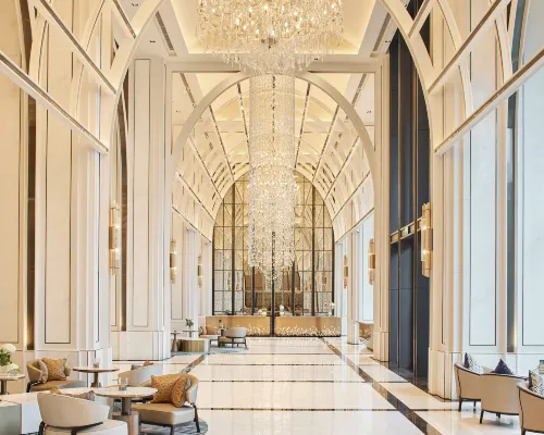 สระว่ายน้ำอินฟินิตี้ลอยฟ้าของ Eastin Grand Hotel Phayathai ชั้น 37 มองเห็นสกายไลน์กรุงเทพงดงาม