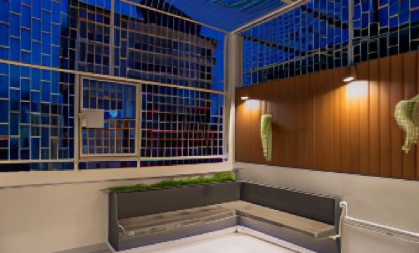 ห้องครอบครัวของ Ekanake Hostel สะอาด มีเตียงขนาดใหญ่และโซฟาเบด