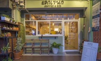 พื้นที่ส่วนกลางและคาเฟ่ Ekanake Hostel โทนอบอุ่น นั่งรอหรือพักผ่อนได้สบาย