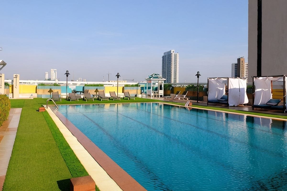 สระว่ายน้ำกลางแจ้งพร้อมคาบานาของ Evergreen Place Siam by UHG บรรยากาศร่มรื่นกลางเมือง