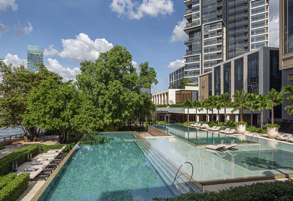 สระว่ายน้ำ infinity pool ริมแม่น้ำเจ้าพระยาของ Four Seasons Bangkok ยามเย็น