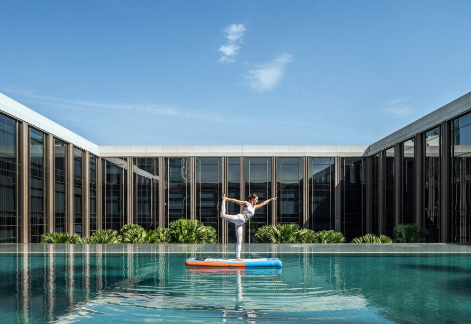 ลานกลางของ Four Seasons Bangkok ร่มรื่นด้วยพืชพรรณสีเขียวและสระน้ำประดับ