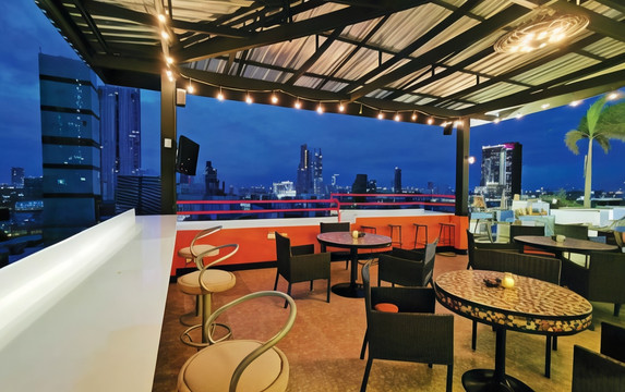 สระว่ายน้ำบนดาดฟ้า Furama Silom Bangkok วิวตึกสีลม กรุงเทพฯ