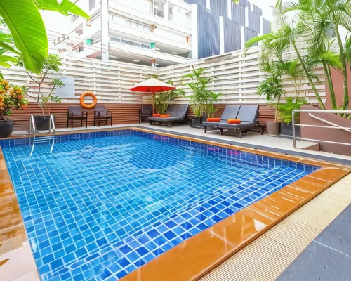 สระว่ายน้ำกลางแจ้งของ FuramaXclusive Sukhumvit บรรยากาศเงียบสงบกลางเมืองกรุงเทพ