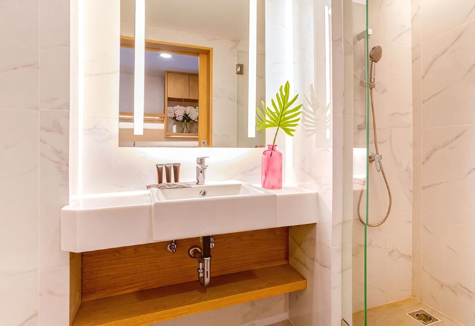 ห้องพักของ FX Hotel Nana Bangkok โทนสะอาดสว่างพร้อมเตียง King size