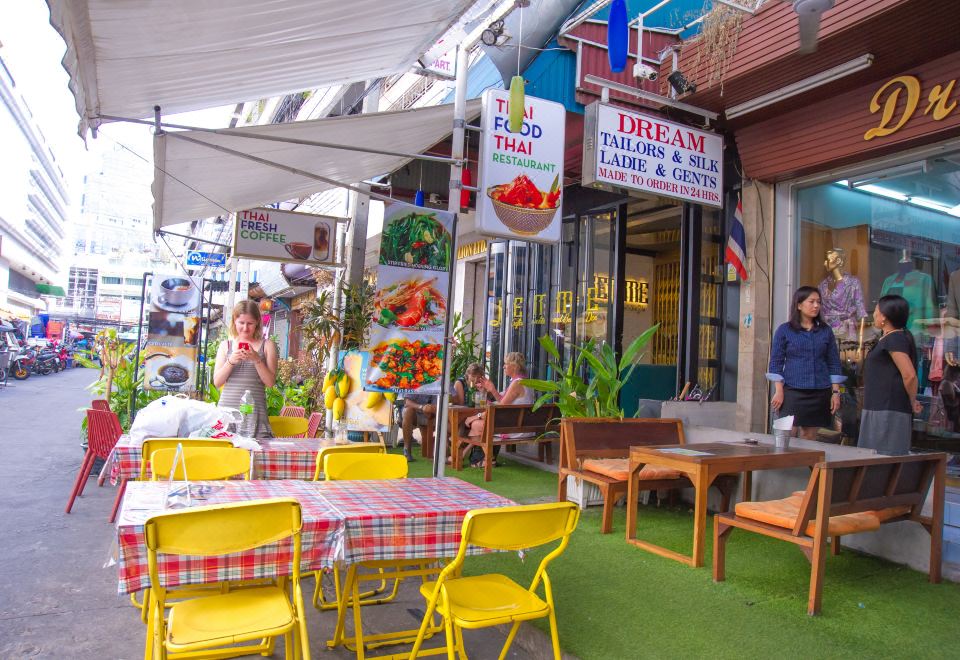ห้องพักแบบดอร์ม Glur Bangkok Hostel สะอาด แสงไฟอ่านหนังสือติดเตียง