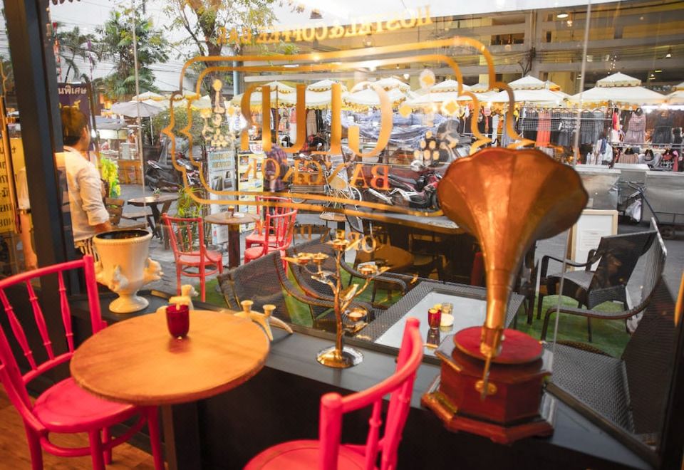 ร้านอาหารและบาร์ Glad Bangkok Hostel บรรยากาศย่านบางรัก-เจริญกรุง
