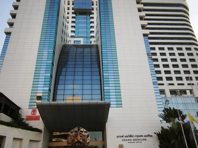 สระว่ายน้ำดาดฟ้าของ Grand Mercure Bangkok Atrium มองเห็นวิวเมืองกรุงเทพ