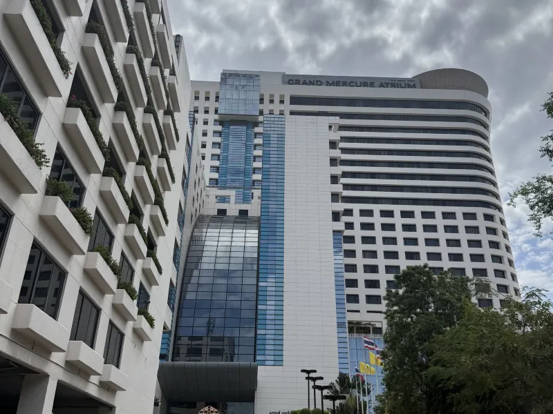 ล็อบบี้และพื้นที่ส่วนกลางของ Grand Mercure Bangkok Atrium ตกแต่งสไตล์โรงแรมสายโซ่
