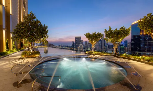 สระว่ายน้ำ Saltwater 50 เมตรชั้น 27 ของ Grande Centre Point Lumphini Bangkok วิวเมืองกรุงเทพ