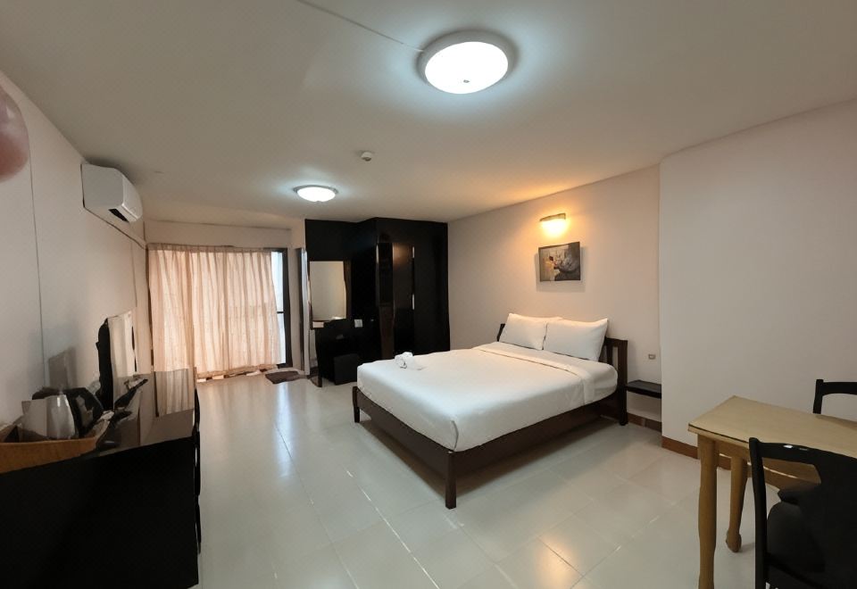 ห้องพักมาตรฐาน Grand Mandarin Latphrao 130 เตียงใหญ่สะอาด มีระเบียง แอร์ และ Wi-Fi