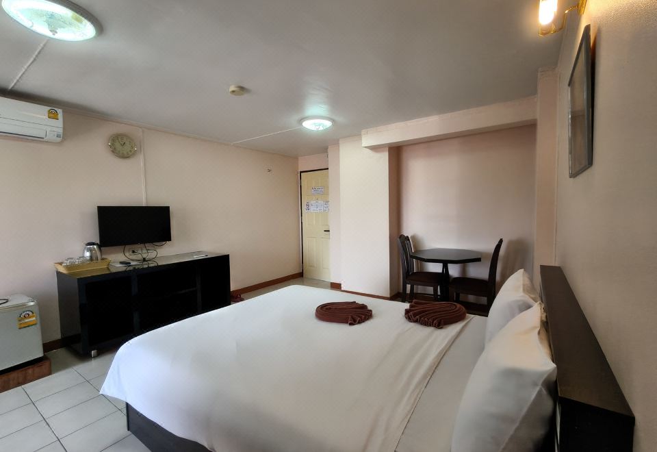 ห้องพักภายใน Grand Mandarin Latphrao 130 ทีวีเคเบิล ตู้เย็น โต๊ะทำงาน บรรยากาศสะอาดสว่าง