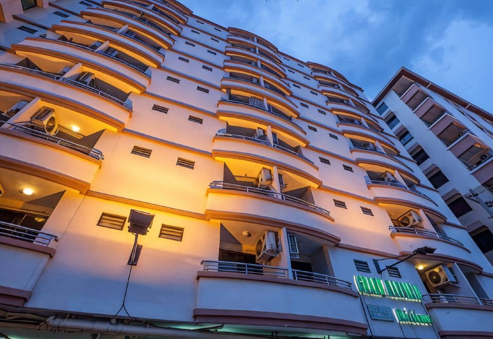 ห้องพักภายใน Grand Mandarin Latphrao 130 ทีวีเคเบิล ตู้เย็น โต๊ะทำงาน บรรยากาศสะอาดสว่าง
