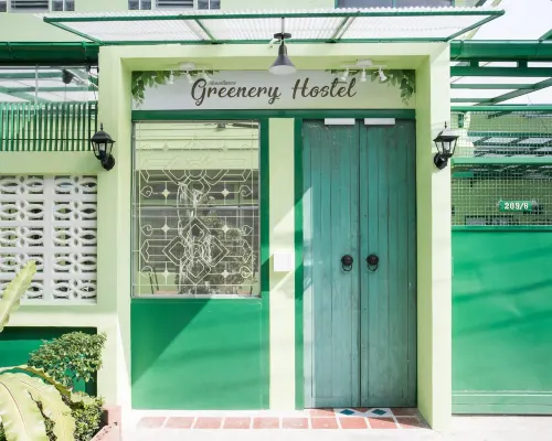 บรรยากาศสวนสีเขียวของ Greenery Hostel กรุงเทพ ในซอยเพชรบุรี 3 ย่านพญาไท