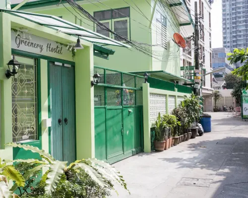 ห้องส่วนตัวของ Greenery Hostel กรุงเทพ มีแอร์และห้องน้ำในตัว สะอาดและใช้งานง่าย
