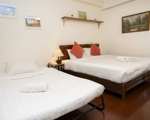 ทางเข้าและพื้นที่ส่วนกลางของ Greenery Hostel Bangkok ในซอยเงียบย่านพญาไท