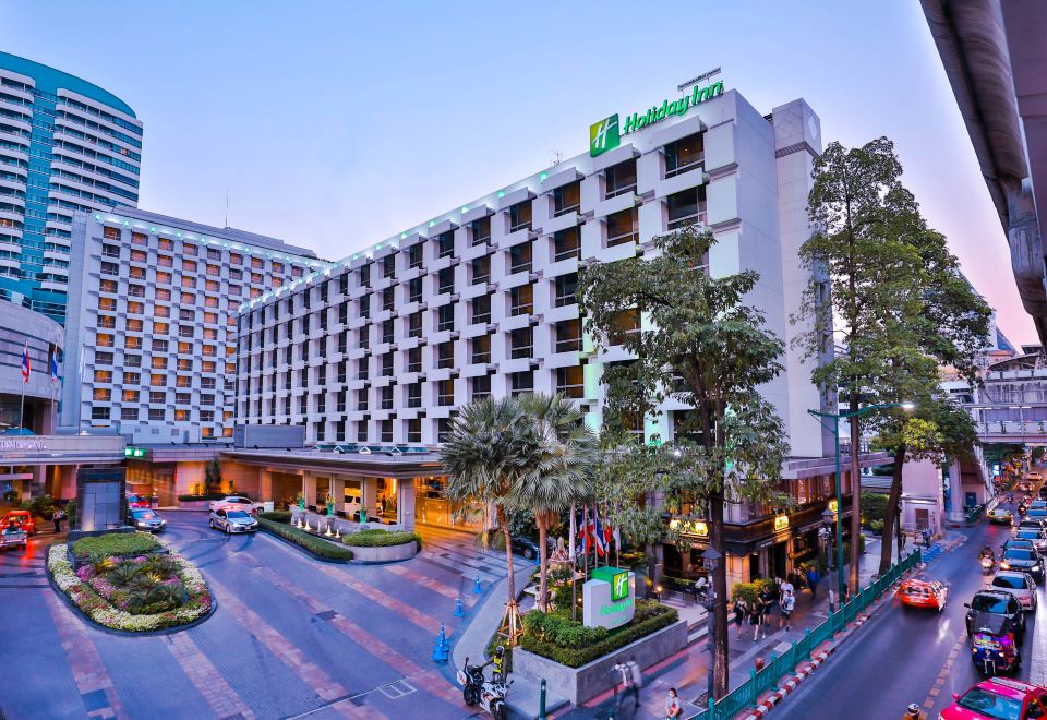 Holiday Inn Bangkok by IHG outdoor pool and terrace area