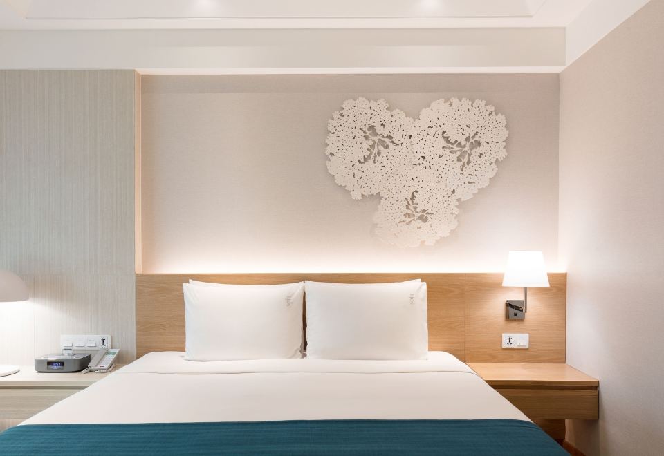 Standard room at Holiday Inn Bangkok by IHG — clean, well-furnished, comfortable beds