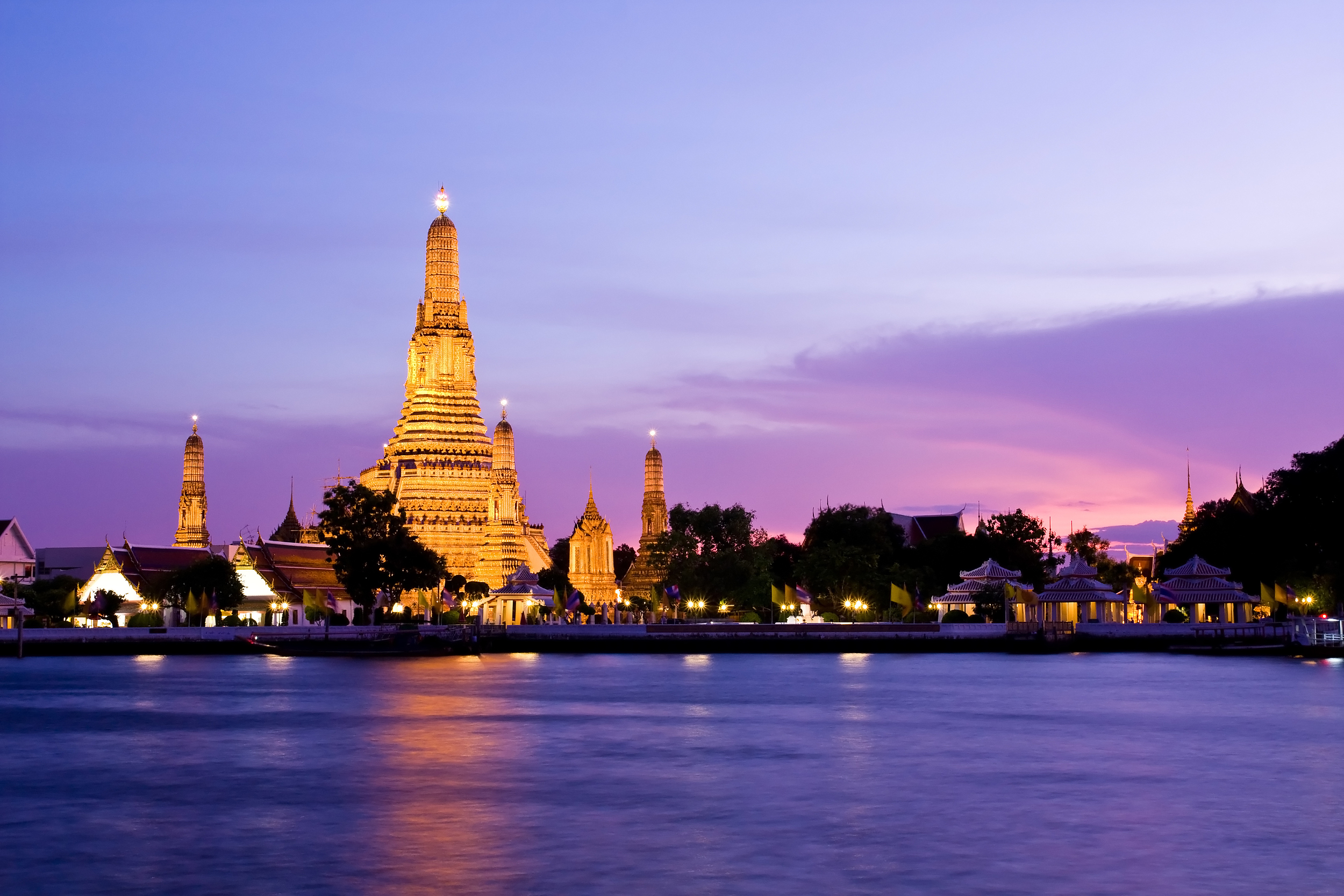 ห้องพัก Deluxe ของ Hotel Amber Sukhumvit 85 ระเบียงส่วนตัว เตียงสะอาด แอร์เย็น